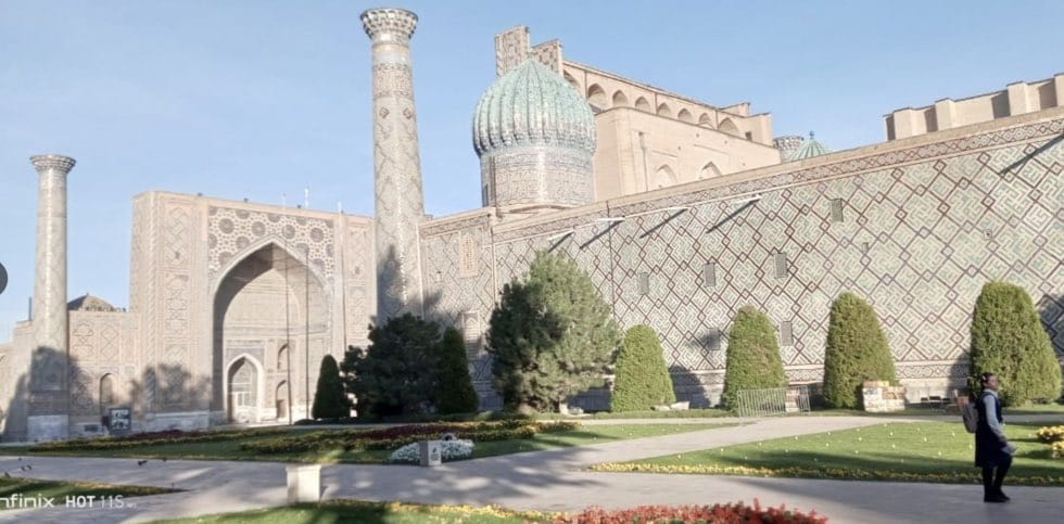 Bangunan bersejarah di Samarkand dalam perjalanan wisata ziarah Uzbekistan